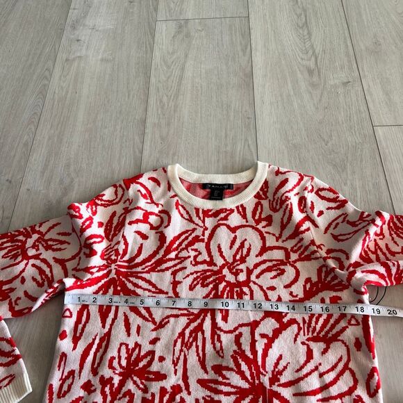 Tahari women's red floral sweater size L - Picture 3 of 7